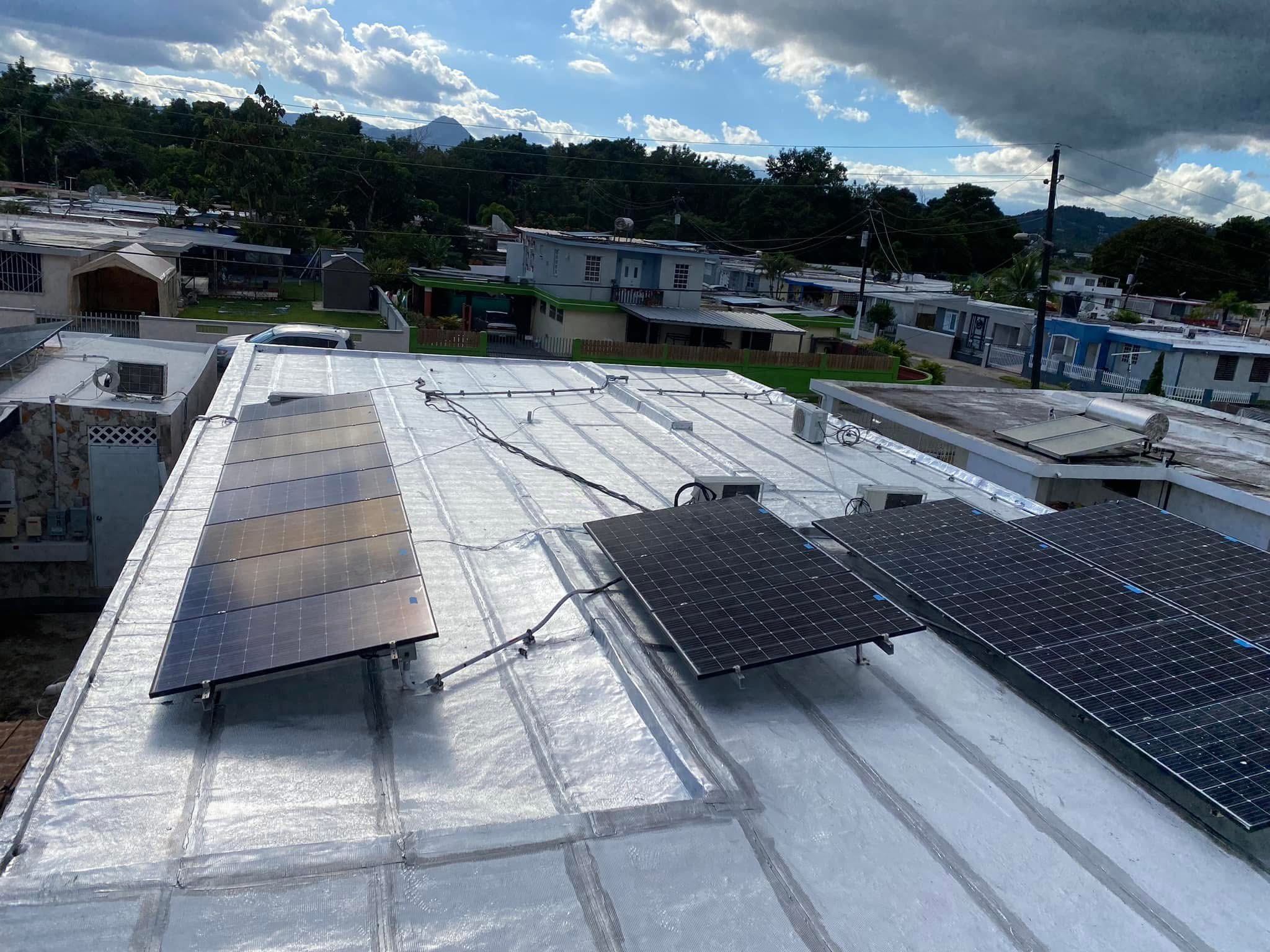 Techo impermeabilizado con paneles solares